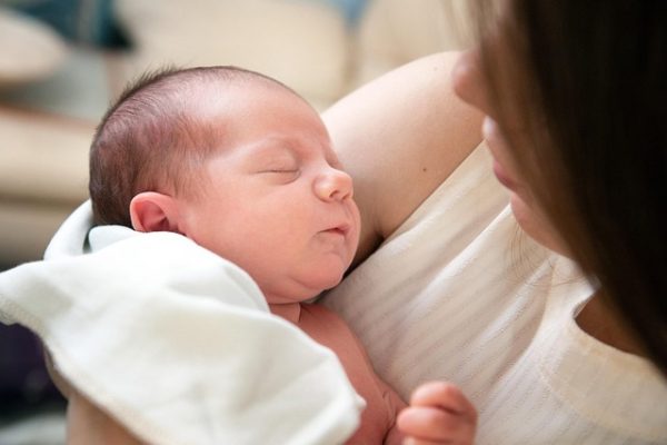7 Gendongan Bayi Anti Pegal Terlaris di Shopee